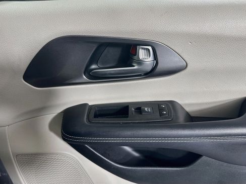 Used 2023 Chrysler Pacifica Touring-L FWD image 31