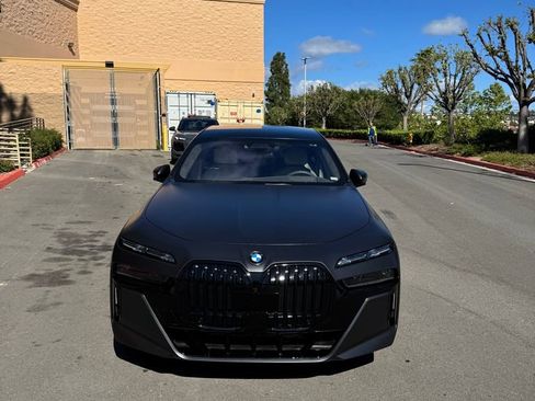 Used 2023 BMW 760i xDrive image 2