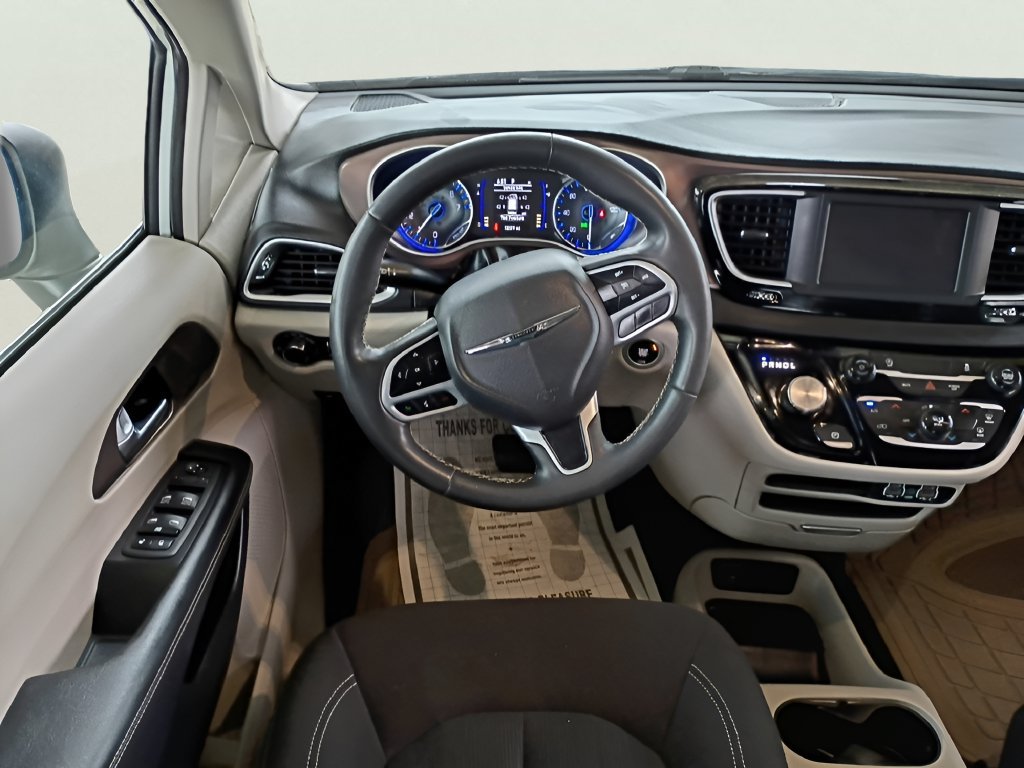 Used 2023 Chrysler Voyager LX FWD image 4