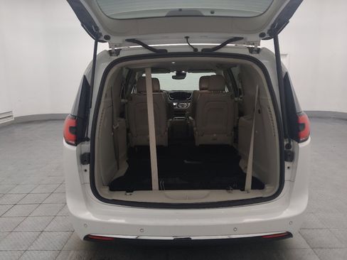 Used 2021 Chrysler Pacifica Touring-L FWD image 29