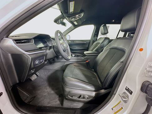 Used 2025 Jeep Grand Cherokee Altitude AWD/4WD image 13