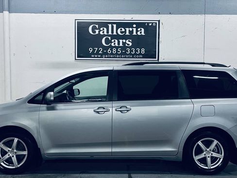 Used 2017 Toyota Sienna LE FWD image 1