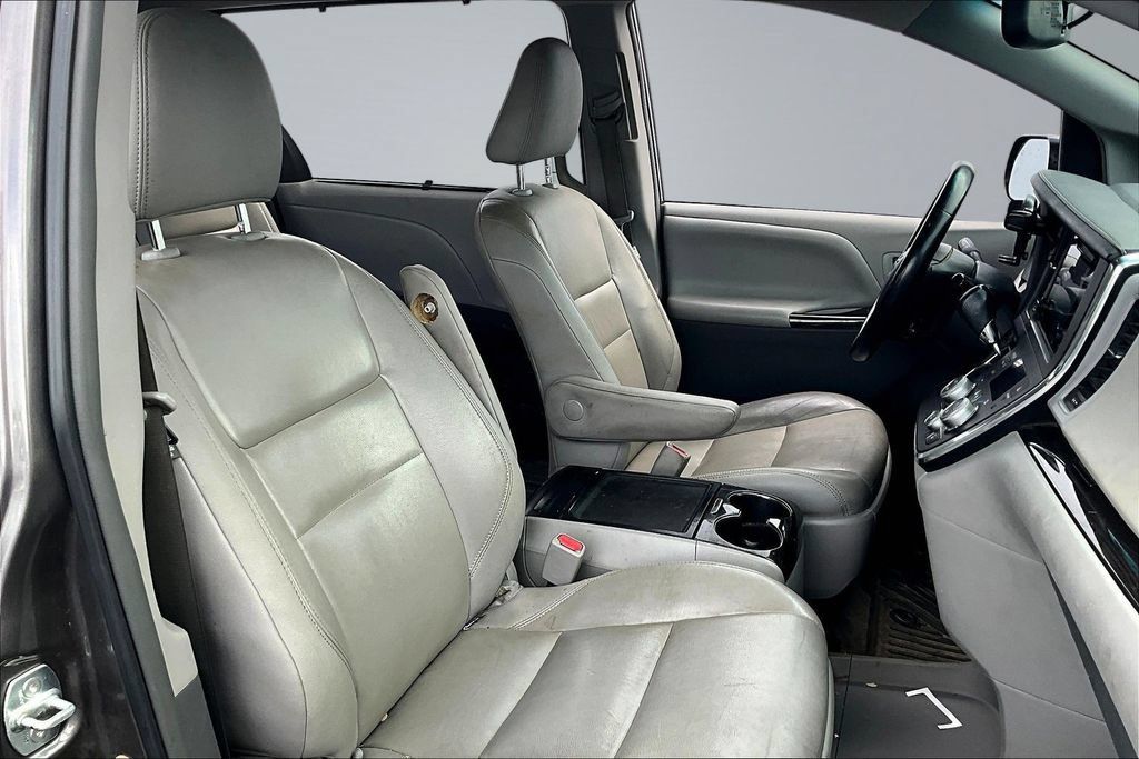 Used 2015 Toyota Sienna XLE FWD image 30