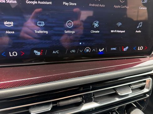 Used 2024 Chevrolet Traverse Z71 image 5