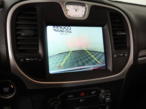 Used 2019 Chrysler 300 Touring w/ Chrome Appearance Package RWD image 6