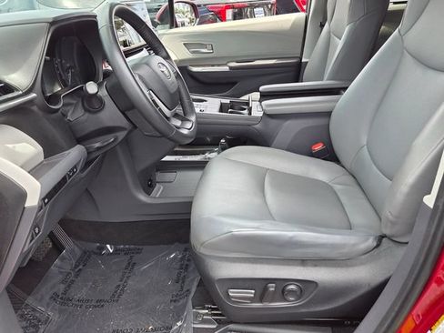 Used 2023 Toyota Sienna XLE FWD image 9