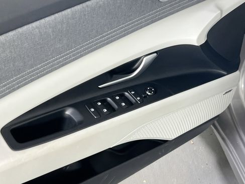 Used 2023 Hyundai Elantra Limited image 18