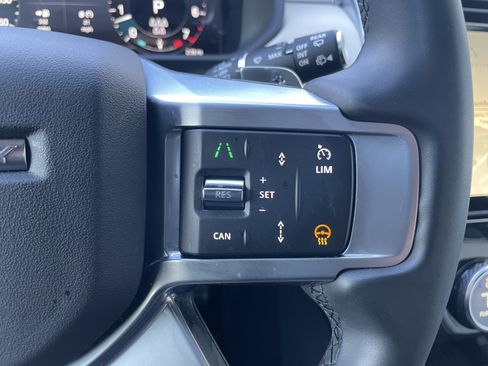 Used 2024 Land Rover Discovery Dynamic SE image 22