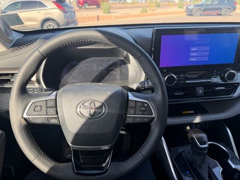 Used 2024 Toyota Highlander Limited image 19