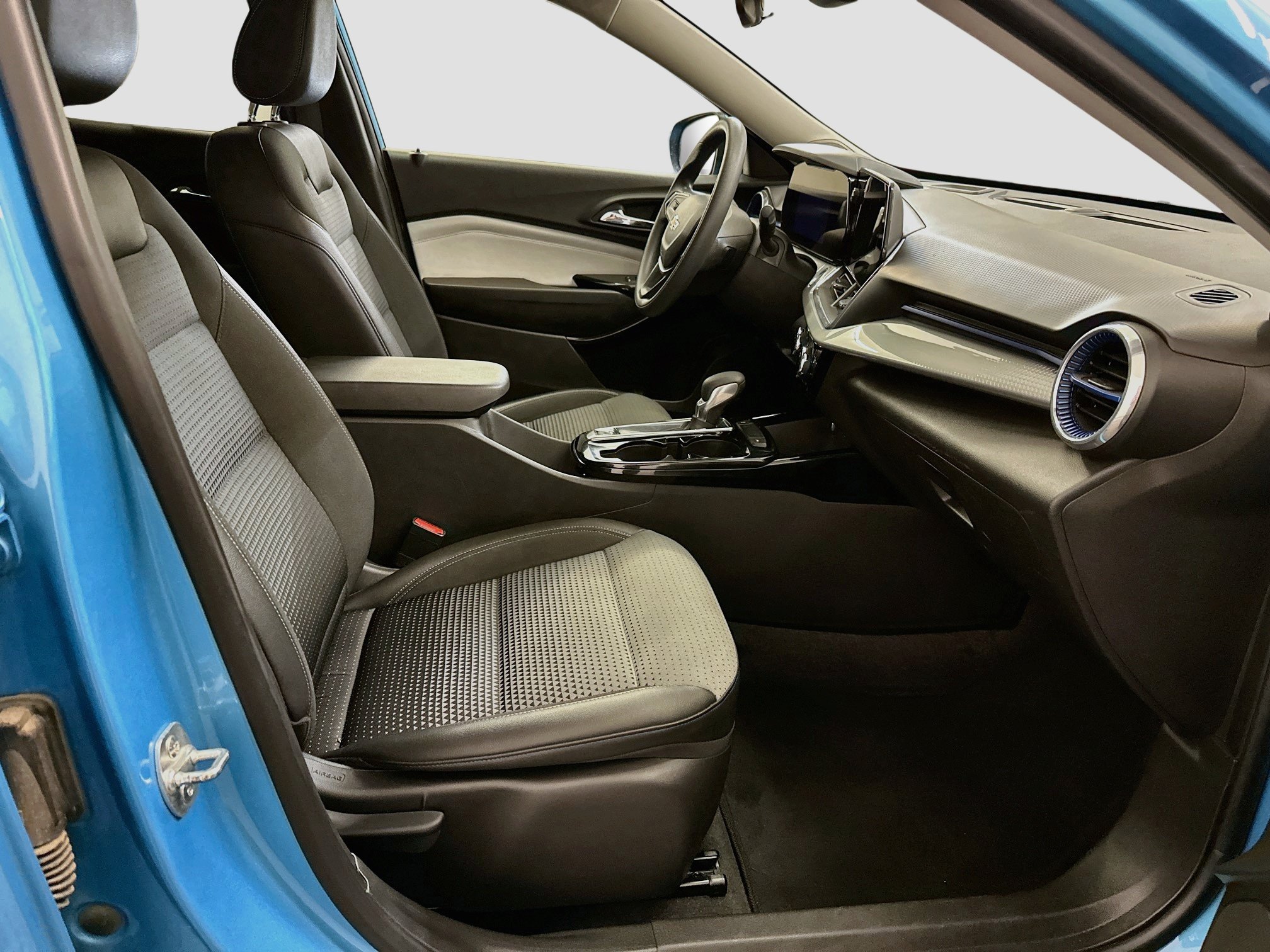 Used 2025 Chevrolet Trax LT FWD image 31