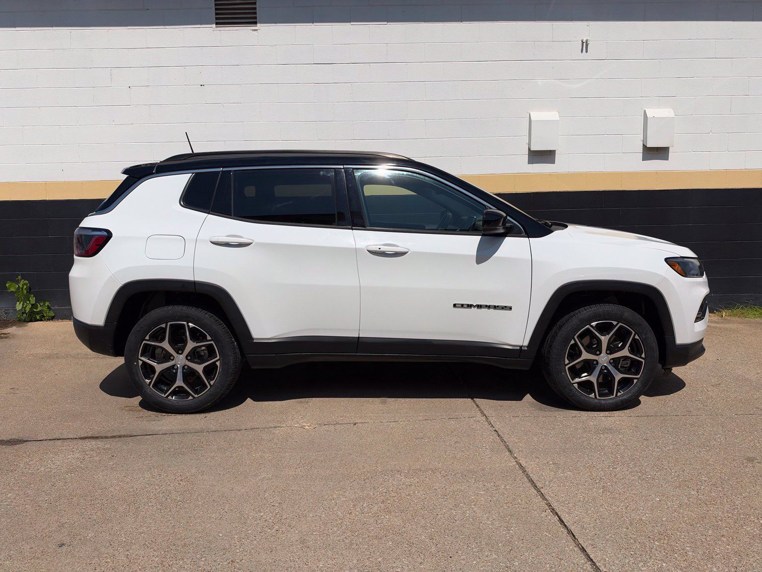 Used 2024 Jeep Compass Limited AWD/4WD image 2