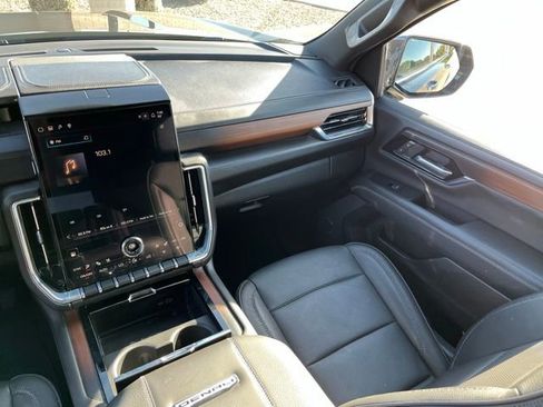 Used 2025 GMC Yukon XL Denali AWD/4WD image 17