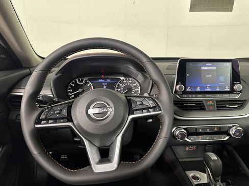 New 2025 Nissan Altima 2.5 SR image 9