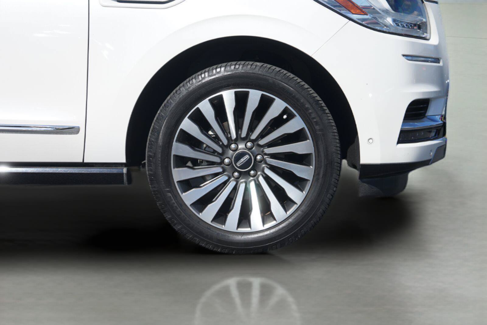 Used 2019 Lincoln Navigator L Select w/ Technology Package RWD image 4