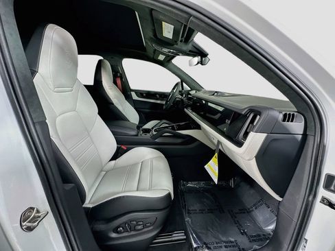 Certified 2026 Porsche Cayenne GTS AWD/4WD image 31