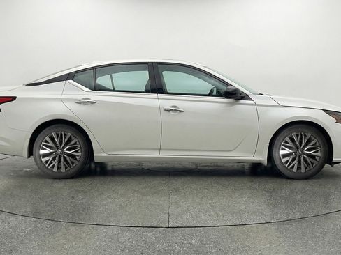 Used 2025 Nissan Altima 2.5 SV image 8