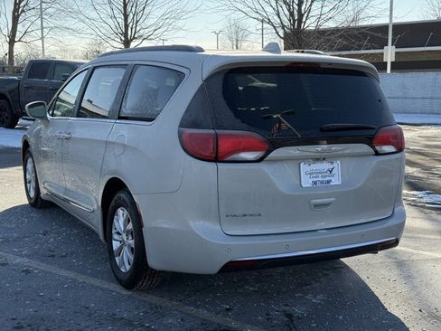 Certified 2017 Chrysler Pacifica Touring-L image 3