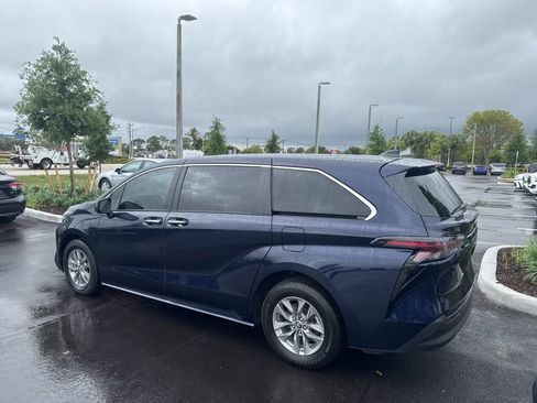 Used 2024 Toyota Sienna XLE image 2