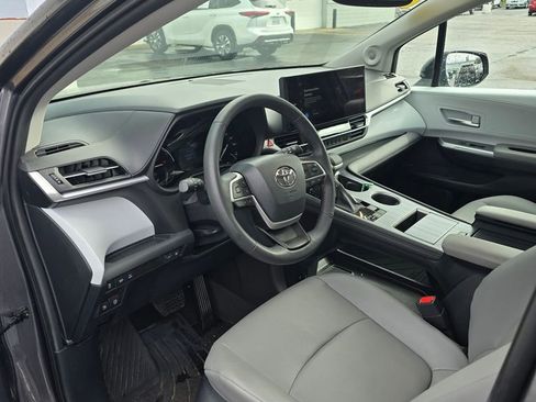 Used 2025 Toyota Sienna XLE w/ XLE Plus Package image 12