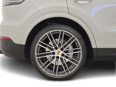 Used 2022 Porsche Cayenne Platinum Edition image 7