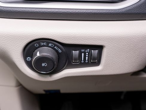 Used 2023 Chrysler Pacifica Touring-L FWD image 26