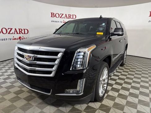 Used 2017 Cadillac Escalade Luxury RWD image 4