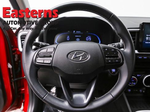 Used 2023 Hyundai Venue Limited FWD image 10