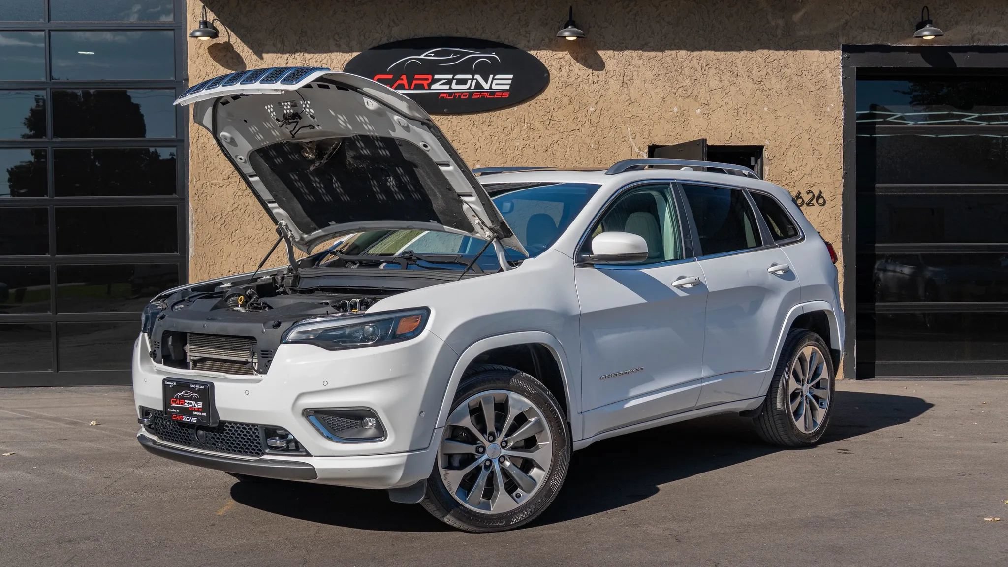 Used 2019 Jeep Cherokee Overland w/ Technology Group AWD/4WD image 12