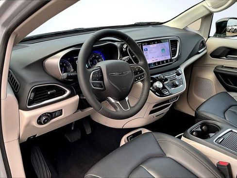 Used 2024 Chrysler Pacifica Touring-L image 14