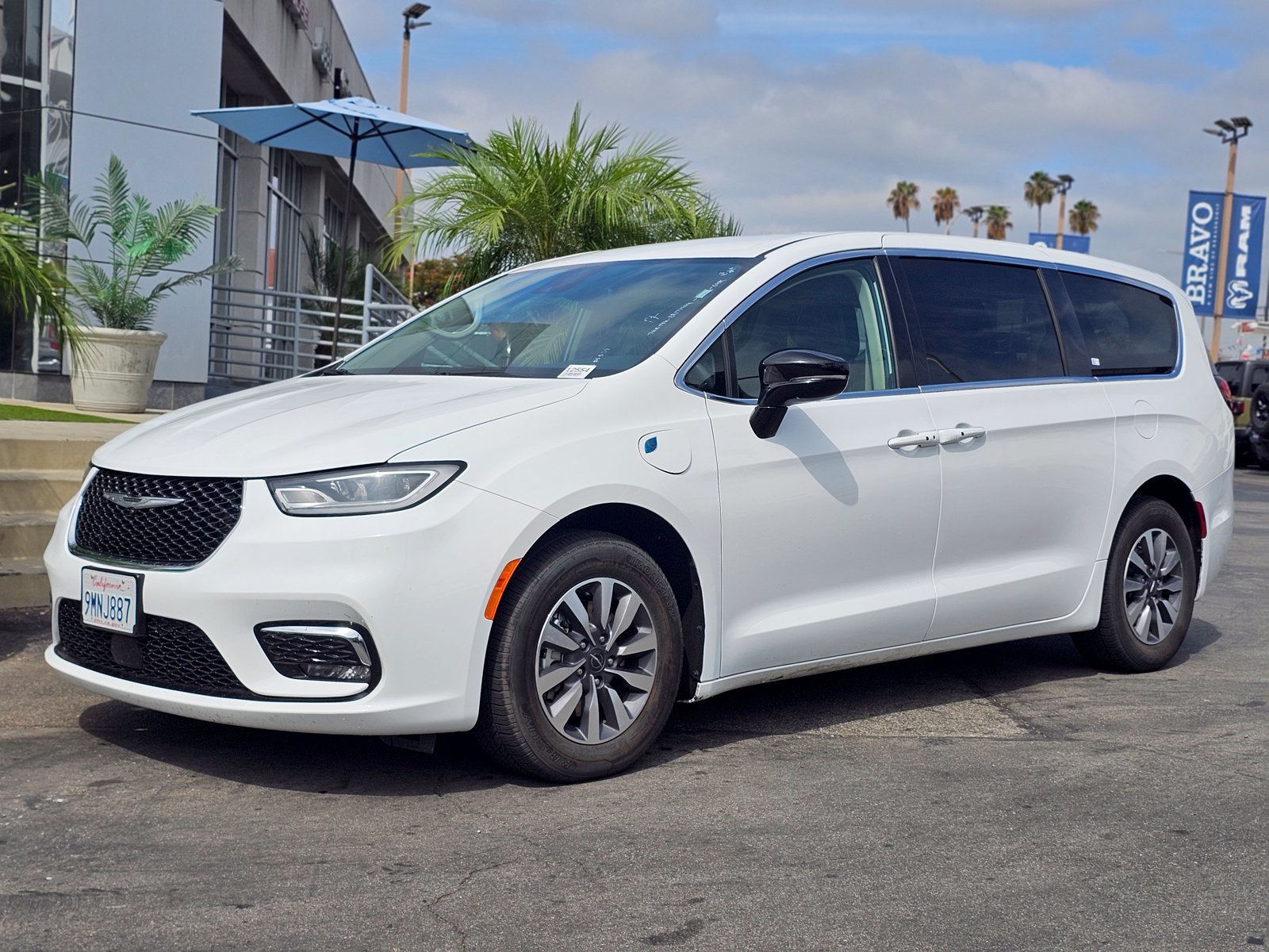 Used 2024 Chrysler Pacifica Limited FWD image 2