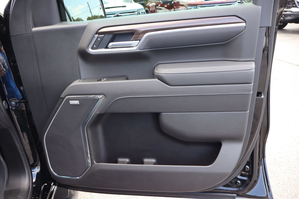 Used 2025 Chevrolet Silverado 1500 LT Trail Boss w/ Convenience Package II AWD/4WD image 23