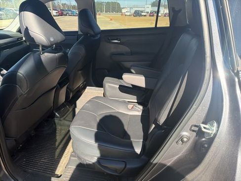 Used 2023 Toyota Highlander L image 10