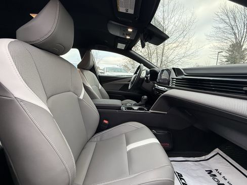 Used 2025 Toyota Camry SE image 36