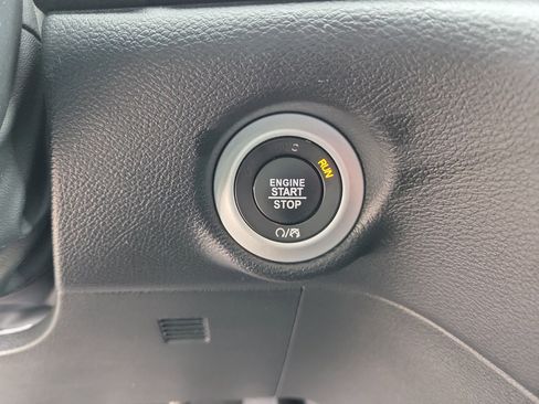 Used 2026 Chrysler Pacifica Select image 16