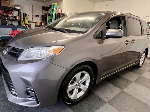 Used 2018 Toyota Sienna LE image 8