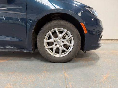 Used 2023 Chrysler Pacifica Touring-L FWD image 8
