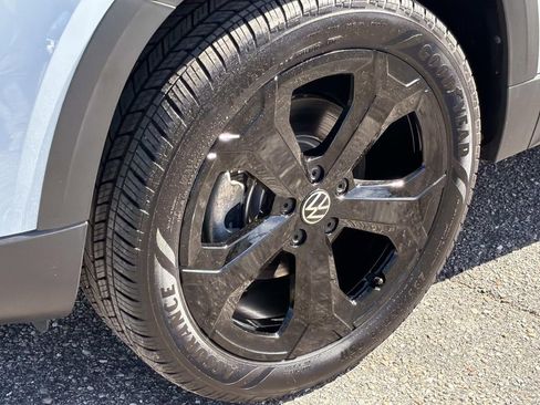 Used 2025 Volkswagen Taos SE image 9