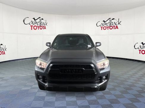Used 2017 Toyota Tacoma TRD Off-Road w/ Premium & Technology Package AWD/4WD image 5