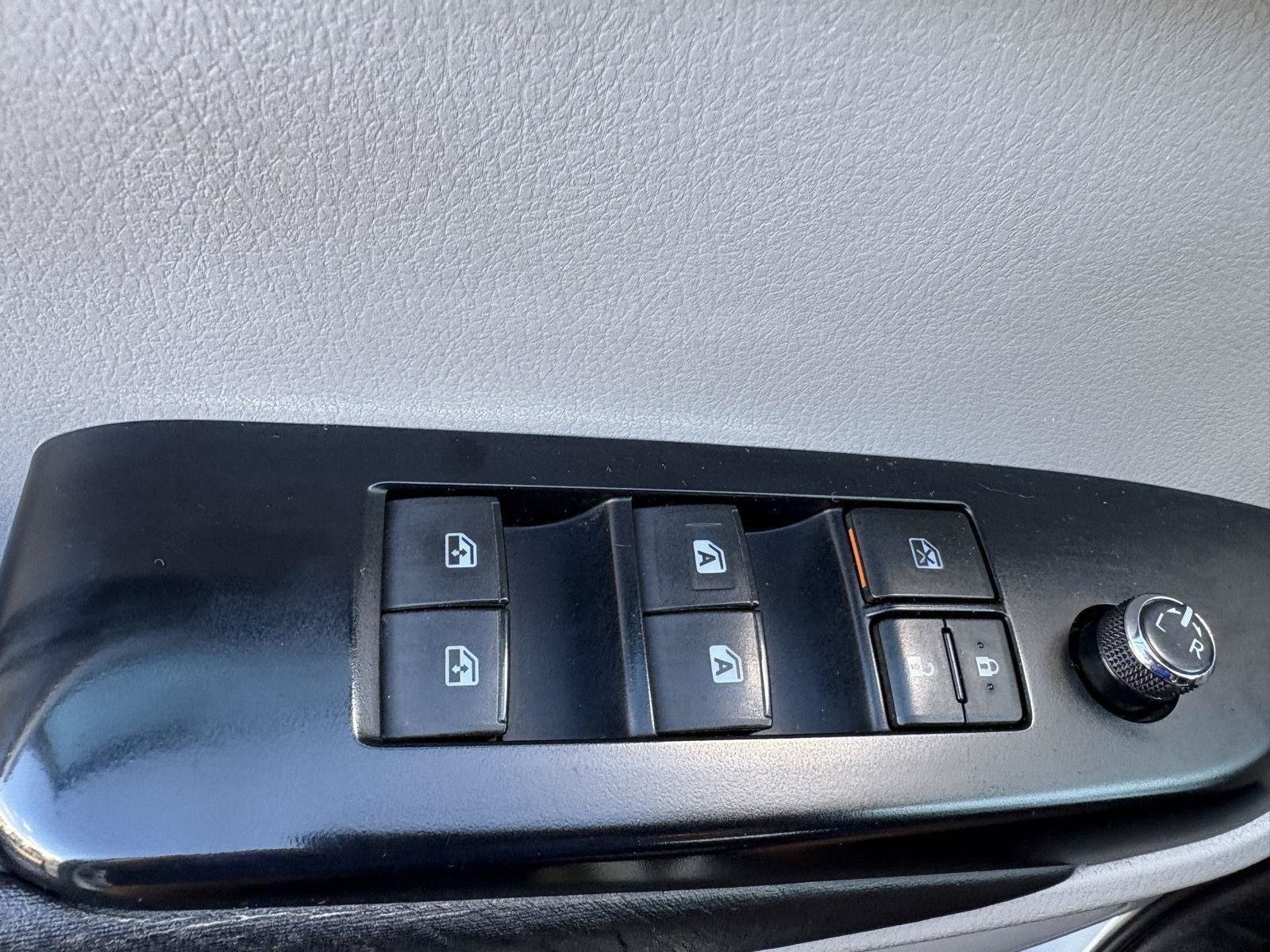 Used 2018 Toyota Highlander Plus AWD/4WD image 28