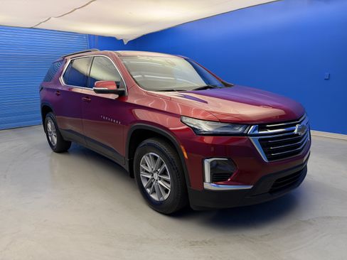 Used 2023 Chevrolet Traverse LT FWD image 2
