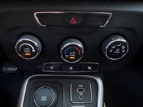 Used 2018 Jeep Compass Latitude w/ Cold Weather Group AWD/4WD image 30