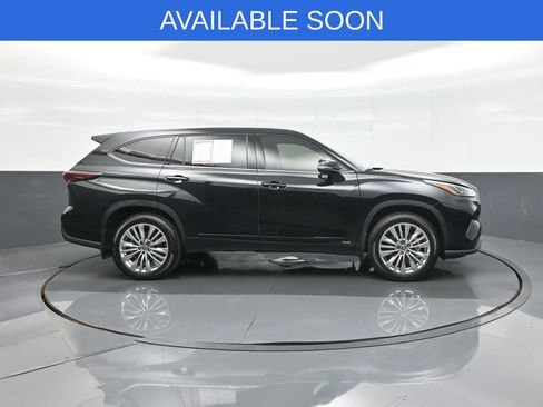 Certified 2026 Toyota Highlander Platinum AWD/4WD image 8