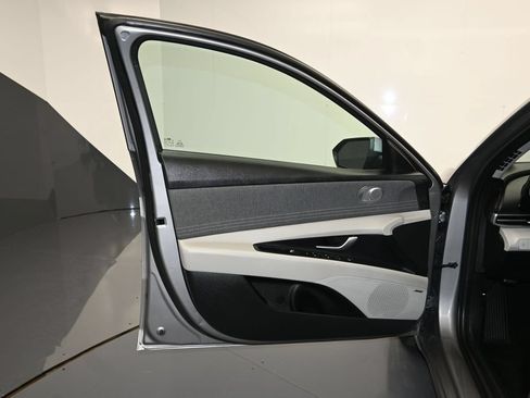 Used 2025 Hyundai Elantra Limited FWD image 10