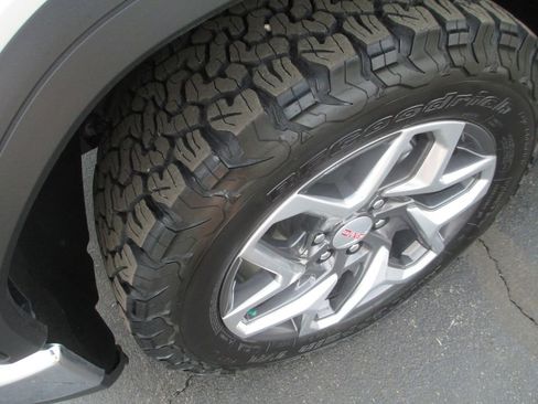 Used 2023 GMC Sierra 1500 SLT w/ SLT Convenience Package AWD/4WD image 15