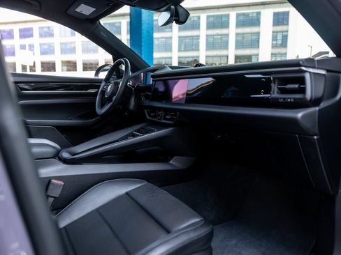 Certified 2025 Porsche Macan 4S Electric AWD/4WD image 53