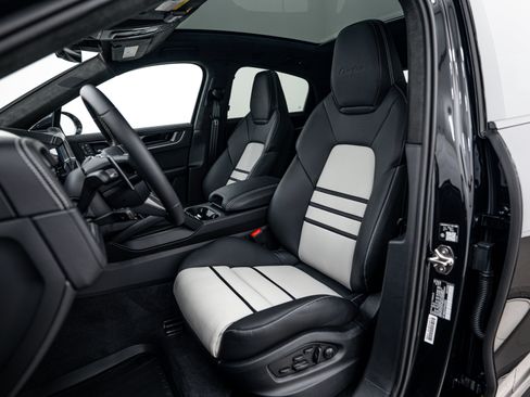 New 2026 Porsche Cayenne Turbo image 5
