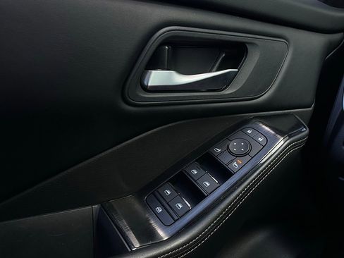 Used 2025 Nissan Rogue SV image 21