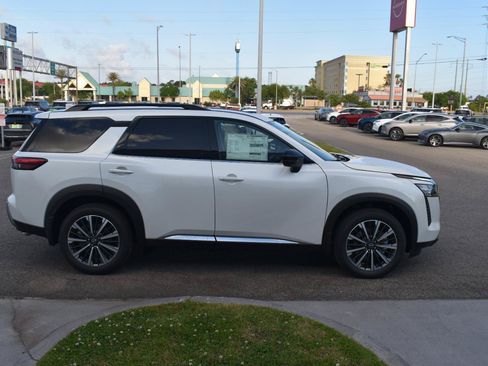 New 2026 Nissan Pathfinder Platinum FWD image 16