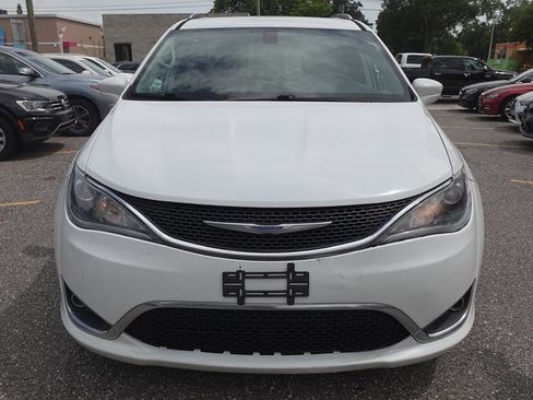Used 2018 Chrysler Pacifica Touring-L FWD image 3