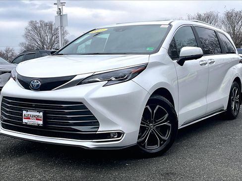 Used 2025 Toyota Sienna Platinum image 1